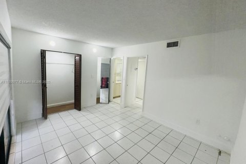 Condo in Hialeah, Florida, 1 bedroom  № 1705158 - photo 5