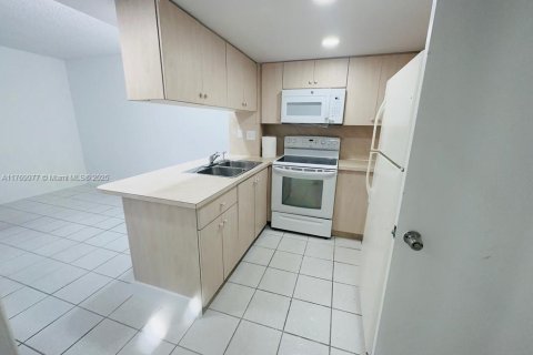 Condo in Hialeah, Florida, 1 bedroom  № 1705158 - photo 3