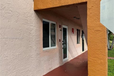 Condo in Hialeah, Florida, 1 bedroom  № 1705158 - photo 1