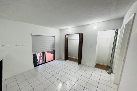 Condo in Hialeah, Florida, 1 bedroom  № 1705158 - photo 4