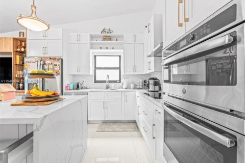 House in Miami, Florida 3 bedrooms, 133.78 sq.m. № 2000343 - photo 12