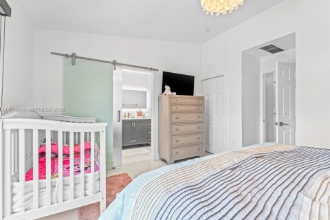 House in Miami, Florida 3 bedrooms, 133.78 sq.m. № 2000343 - photo 20