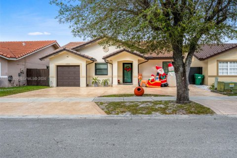 House in Miami, Florida 3 bedrooms, 133.78 sq.m. № 2000343 - photo 2