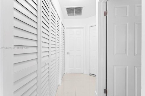 House in Miami, Florida 3 bedrooms, 133.78 sq.m. № 2000343 - photo 30