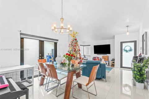 House in Miami, Florida 3 bedrooms, 133.78 sq.m. № 2000343 - photo 9