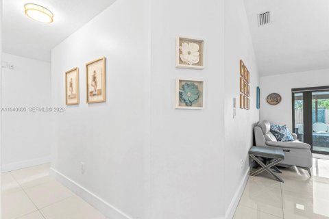 House in Miami, Florida 3 bedrooms, 133.78 sq.m. № 2000343 - photo 10