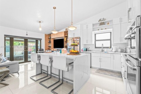 House in Miami, Florida 3 bedrooms, 133.78 sq.m. № 2000343 - photo 11