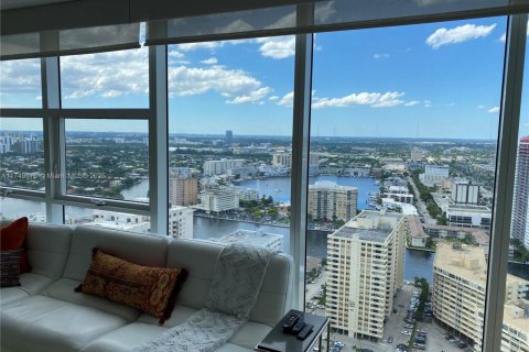 Condominio en venta en Hallandale Beach, Florida, 1 dormitorio, 80.92 m2 № 1859807 - foto 1