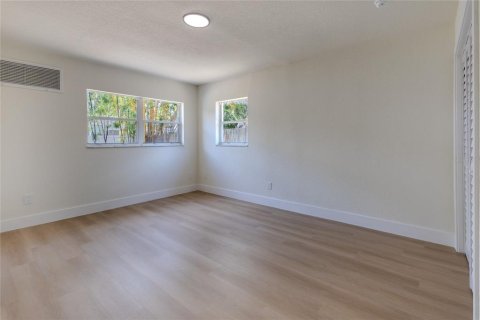House in Tampa, Florida 5 bedrooms, 186.55 sq.m. № 2379115 - photo 11
