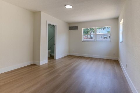 House in Tampa, Florida 5 bedrooms, 186.55 sq.m. № 2379115 - photo 12
