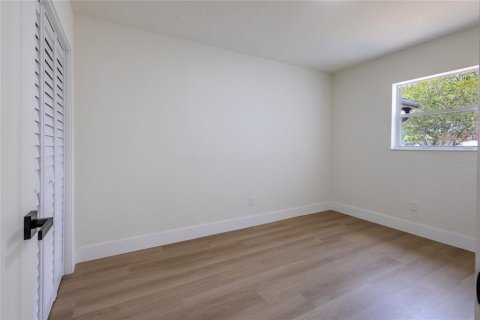 House in Tampa, Florida 5 bedrooms, 186.55 sq.m. № 2379115 - photo 7
