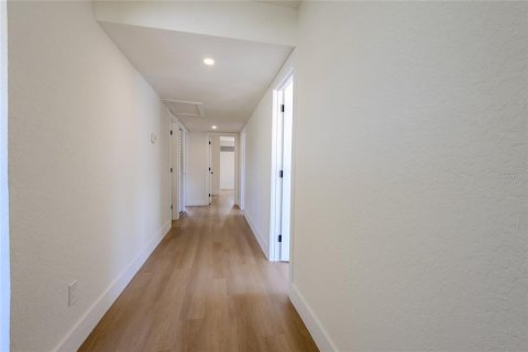 House in Tampa, Florida 5 bedrooms, 186.55 sq.m. № 2379115 - photo 5