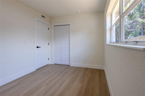 House in Tampa, Florida 5 bedrooms, 186.55 sq.m. № 2379115 - photo 10