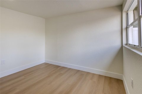 House in Tampa, Florida 5 bedrooms, 186.55 sq.m. № 2379115 - photo 3