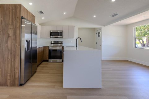 House in Tampa, Florida 5 bedrooms, 186.55 sq.m. № 2379115 - photo 27
