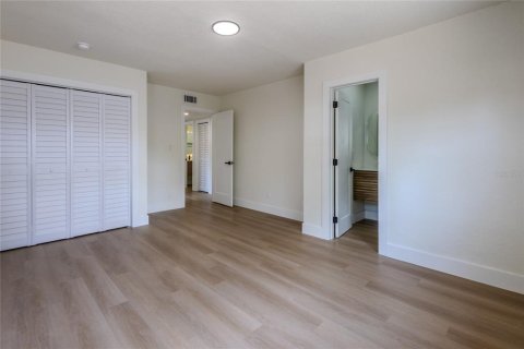 House in Tampa, Florida 5 bedrooms, 186.55 sq.m. № 2379115 - photo 14