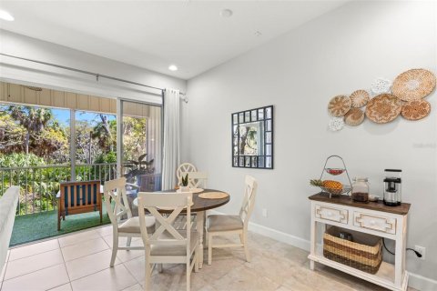 Townhouse in Saint Petersburg, Florida 4 bedrooms, 178.37 sq.m. № 2097057 - photo 12