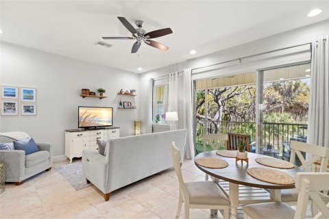 Townhouse in Saint Petersburg, Florida 4 bedrooms, 178.37 sq.m. № 2097057 - photo 11