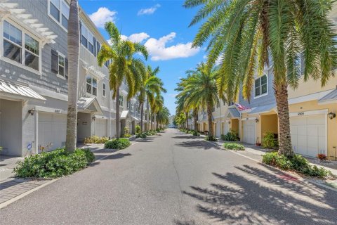 Townhouse in Saint Petersburg, Florida 4 bedrooms, 178.37 sq.m. № 2097057 - photo 4