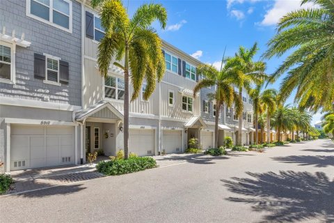 Townhouse in Saint Petersburg, Florida 4 bedrooms, 178.37 sq.m. № 2097057 - photo 3