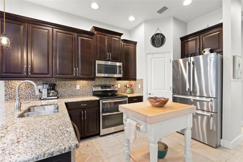 Townhouse in Saint Petersburg, Florida 4 bedrooms, 178.37 sq.m. № 2097057 - photo 18