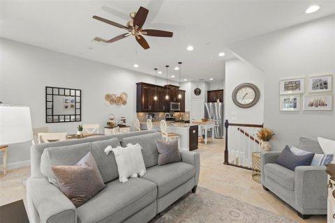 Townhouse in Saint Petersburg, Florida 4 bedrooms, 178.37 sq.m. № 2097057 - photo 10