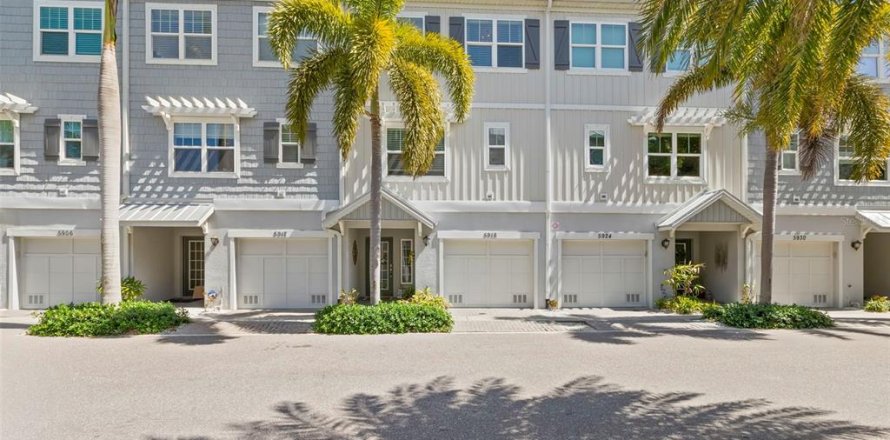 Townhouse in Saint Petersburg, Florida 4 bedrooms, 178.37 sq.m. № 2097057