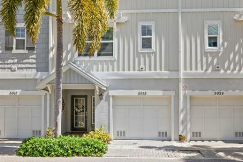Townhouse in Saint Petersburg, Florida 4 bedrooms, 178.37 sq.m. № 2097057 - photo 2