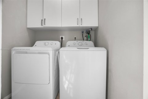 Condo in Tamarac, Florida, 2 bedrooms  № 1887660 - photo 14