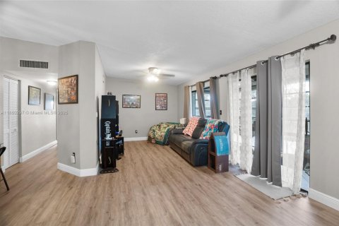 Condo in Tamarac, Florida, 2 bedrooms  № 1887660 - photo 8
