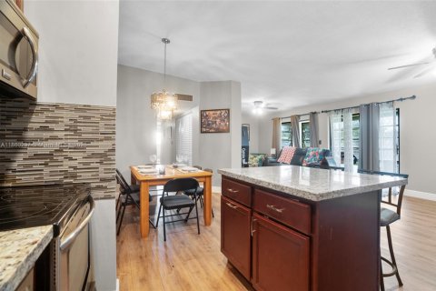 Condo in Tamarac, Florida, 2 bedrooms  № 1887660 - photo 4