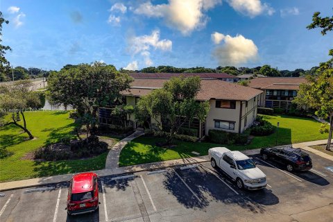 Condo in Tamarac, Florida, 2 bedrooms  № 1887660 - photo 24
