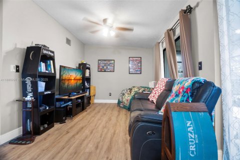 Condo in Tamarac, Florida, 2 bedrooms  № 1887660 - photo 7