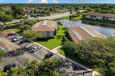 Condo in Tamarac, Florida, 2 bedrooms  № 1887660 - photo 23