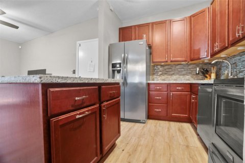 Condo in Tamarac, Florida, 2 bedrooms  № 1887660 - photo 12