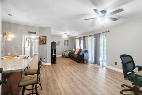 Condo in Tamarac, Florida, 2 bedrooms  № 1887660 - photo 6