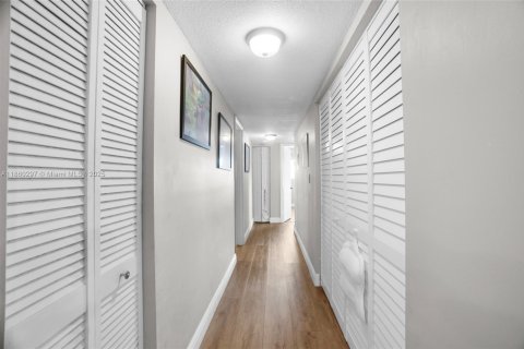 Condo in Tamarac, Florida, 2 bedrooms  № 1887660 - photo 15