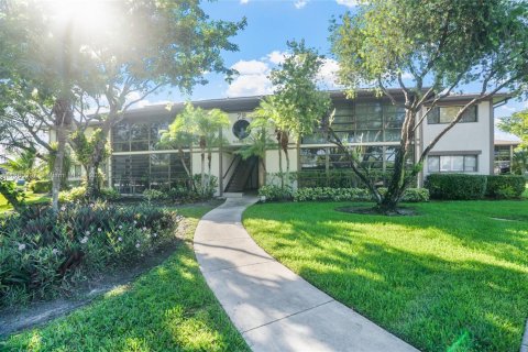 Condo in Tamarac, Florida, 2 bedrooms  № 1887660 - photo 1