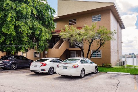 Copropriété à louer à Hialeah, Floride: 2 chambres, 80.82 m2 № 1969381 - photo 2