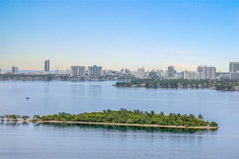 Condo in Miami, Florida, 3 bedrooms  № 1925476 - photo 12