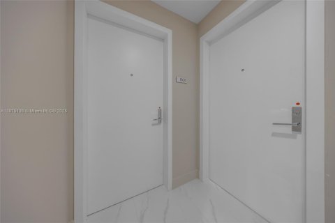 Condo in Miami, Florida, 3 bedrooms  № 1925476 - photo 2