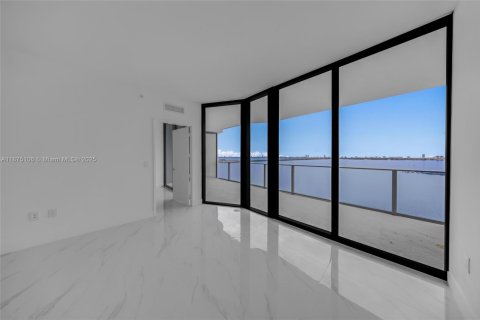 Condo in Miami, Florida, 3 bedrooms  № 1925476 - photo 19