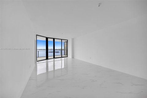 Condo in Miami, Florida, 3 bedrooms  № 1925476 - photo 16
