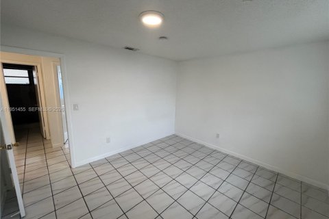 Casa en alquiler en Miami, Florida, 2 dormitorios, 111.48 m2 № 2008476 - foto 18