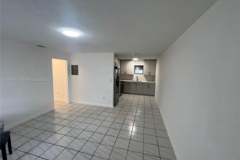 Casa en alquiler en Miami, Florida, 2 dormitorios, 111.48 m2 № 2008476 - foto 5