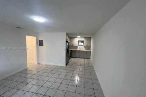 Casa en alquiler en Miami, Florida, 2 dormitorios, 111.48 m2 № 2008476 - foto 4