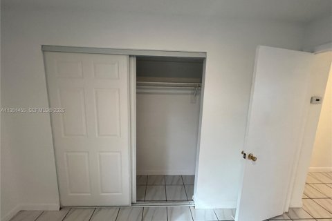 Casa en alquiler en Miami, Florida, 2 dormitorios, 111.48 m2 № 2008476 - foto 13