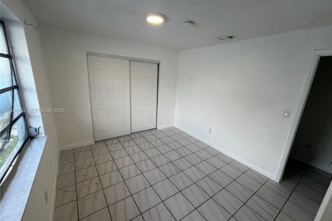 Casa en alquiler en Miami, Florida, 2 dormitorios, 111.48 m2 № 2008476 - foto 16