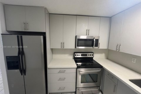 Casa en alquiler en Miami, Florida, 2 dormitorios, 111.48 m2 № 2008476 - foto 2