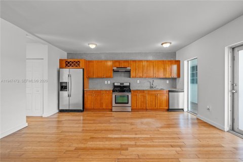 Condo in Miami Beach, Florida, 1 bedroom  № 2003391 - photo 10